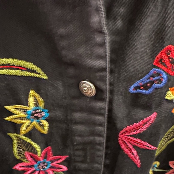 White Stag Women's Embroidered Black Denim Jacket Medium size 8/10 - Picture 3 of 8